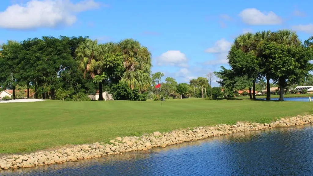 Golf green along the water at Spanish Wells Golf and Country Club (official).
