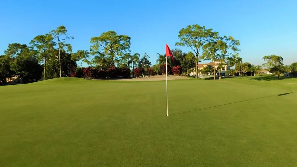 Putting green and red flag at Spanish Wells (official club site).