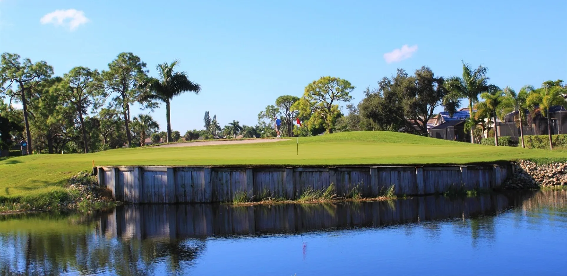 Water hazard and green at Spanish Wells Golf and Country Club (official).