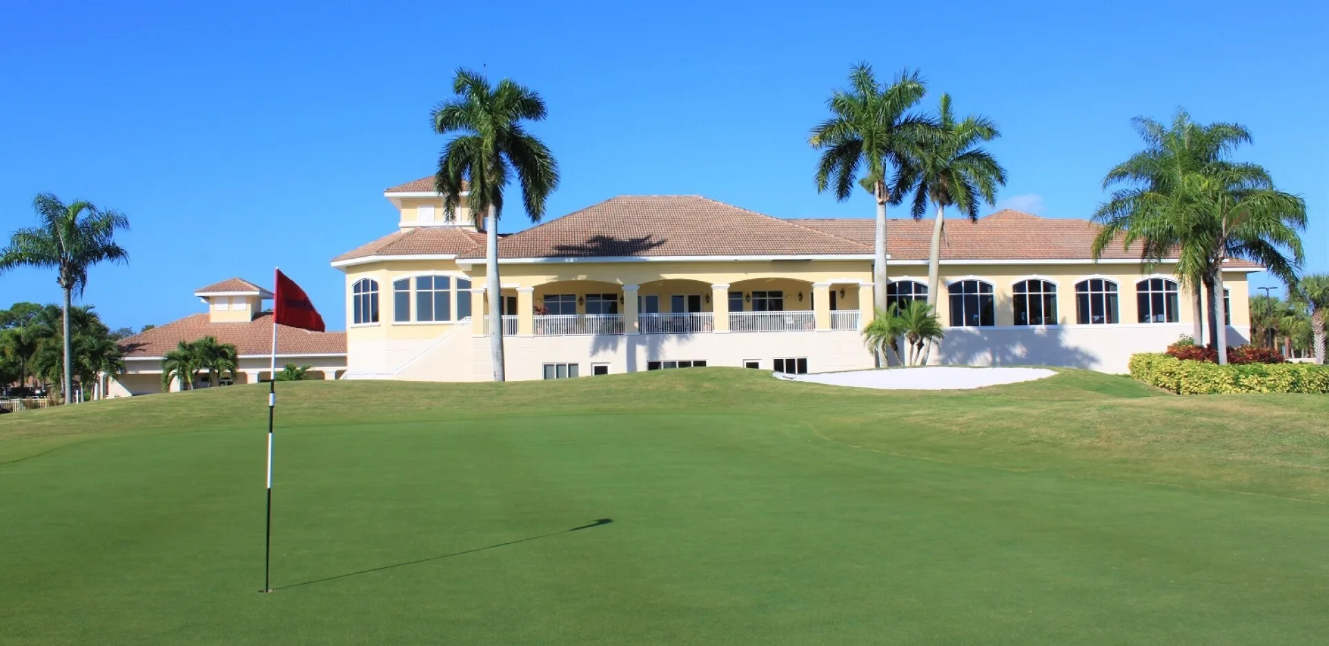 Golf approach looking to the clubhouse at Spanish Wells (official).