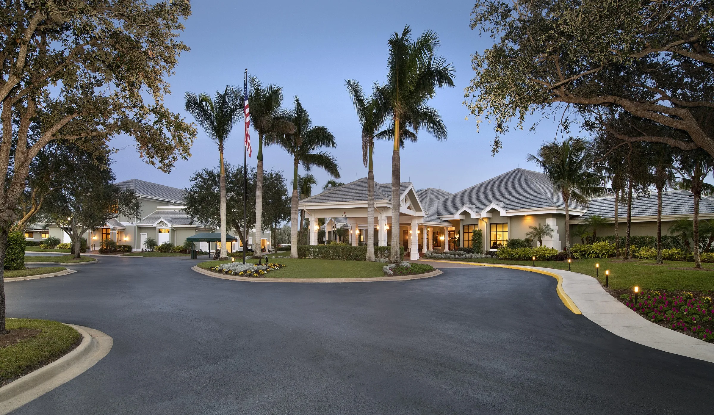 Evening clubhouse arrival at Highland Woods Golf and Country Club (official club site).