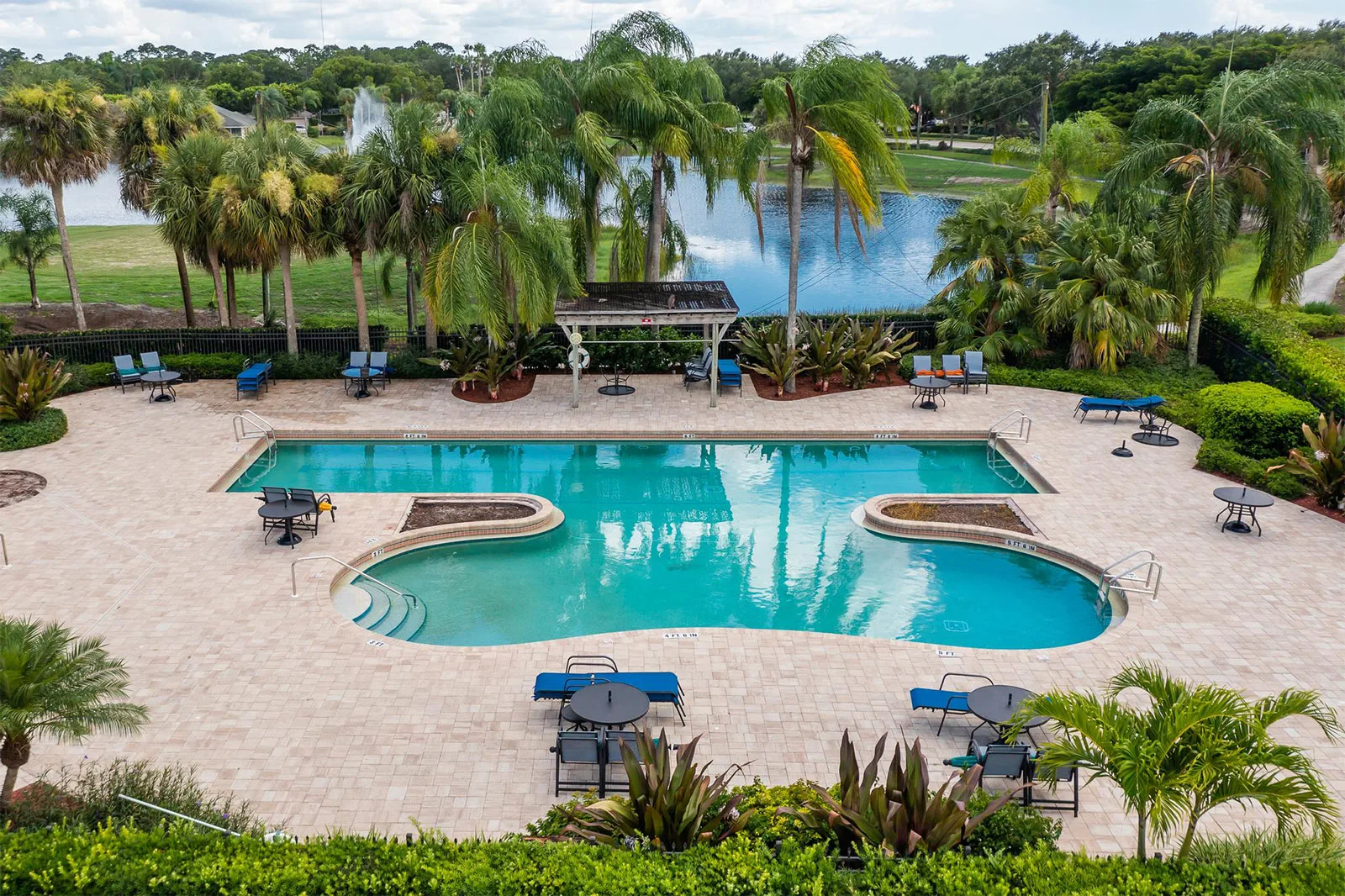 Community swimming pool at Bonita Fairways, Bonita Springs (official association).