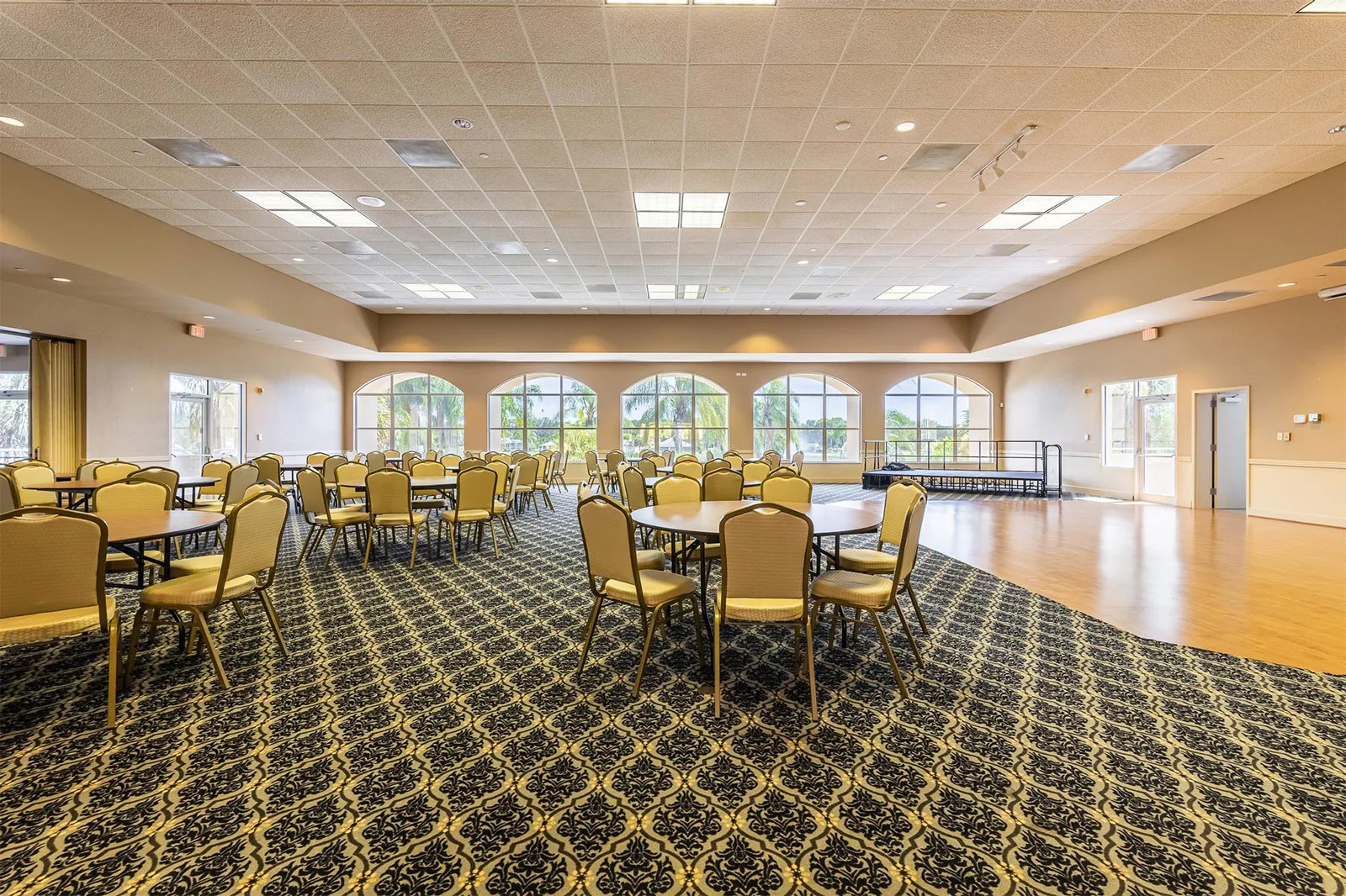 Banquet and meeting room at the Bonita Fairways clubhouse (official association).