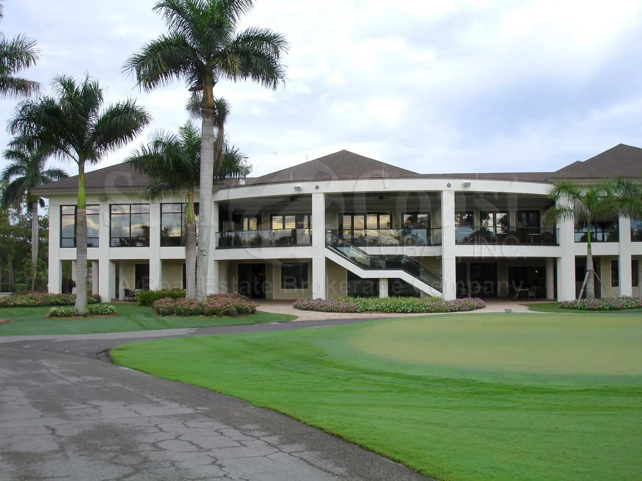 Wyndemere clubhouse and golf lawn