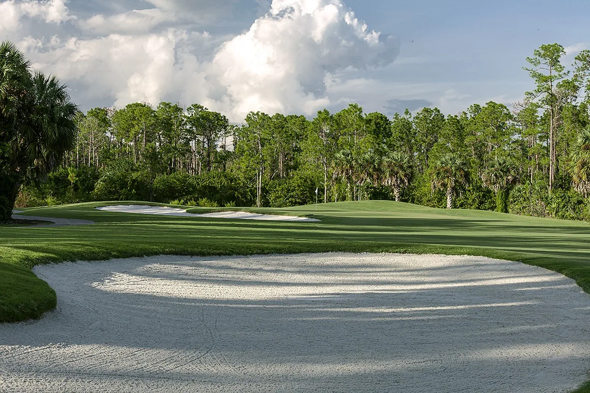 Greenside bunker on the Valencia golf course, Naples (official club site).
