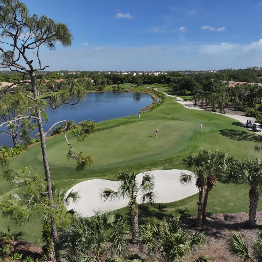 Golf green, bunkers and lake at Grandezza (official).