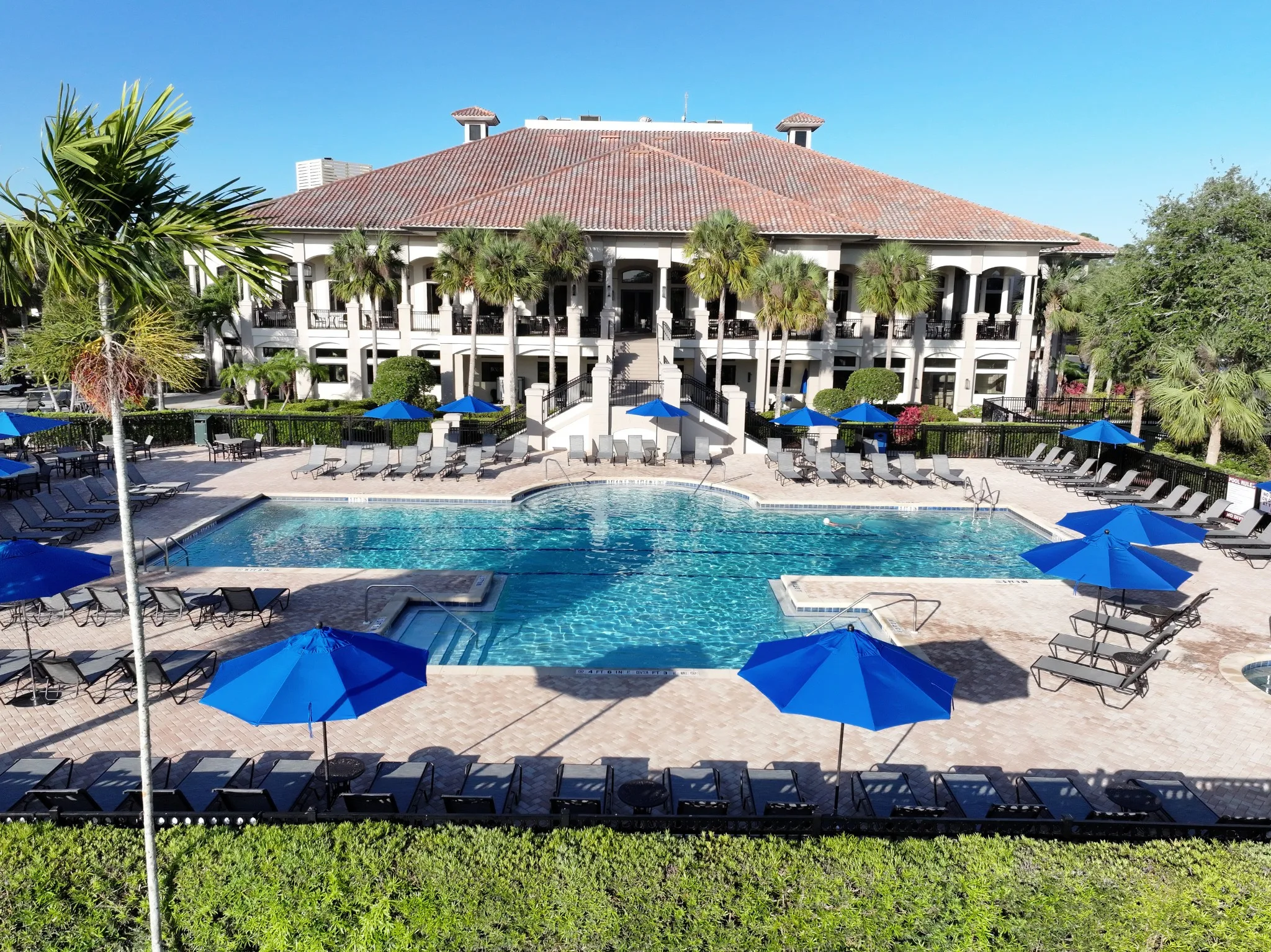 Resort-style pool and clubhouse deck at The Club at Grandezza, Estero (official).