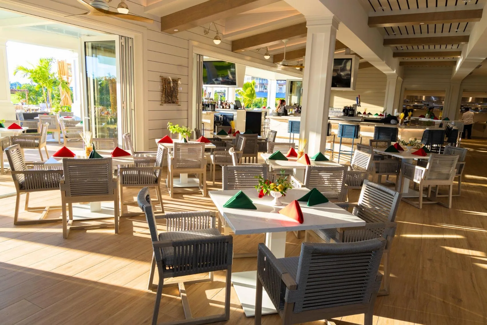 Clubhouse dining at Windstar on Naples Bay (official club site).