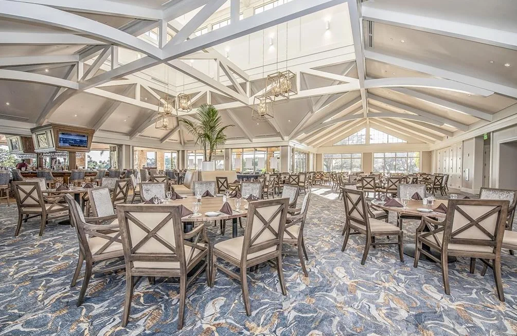Clubhouse dining room with a vaulted ceiling at Bear's Paw