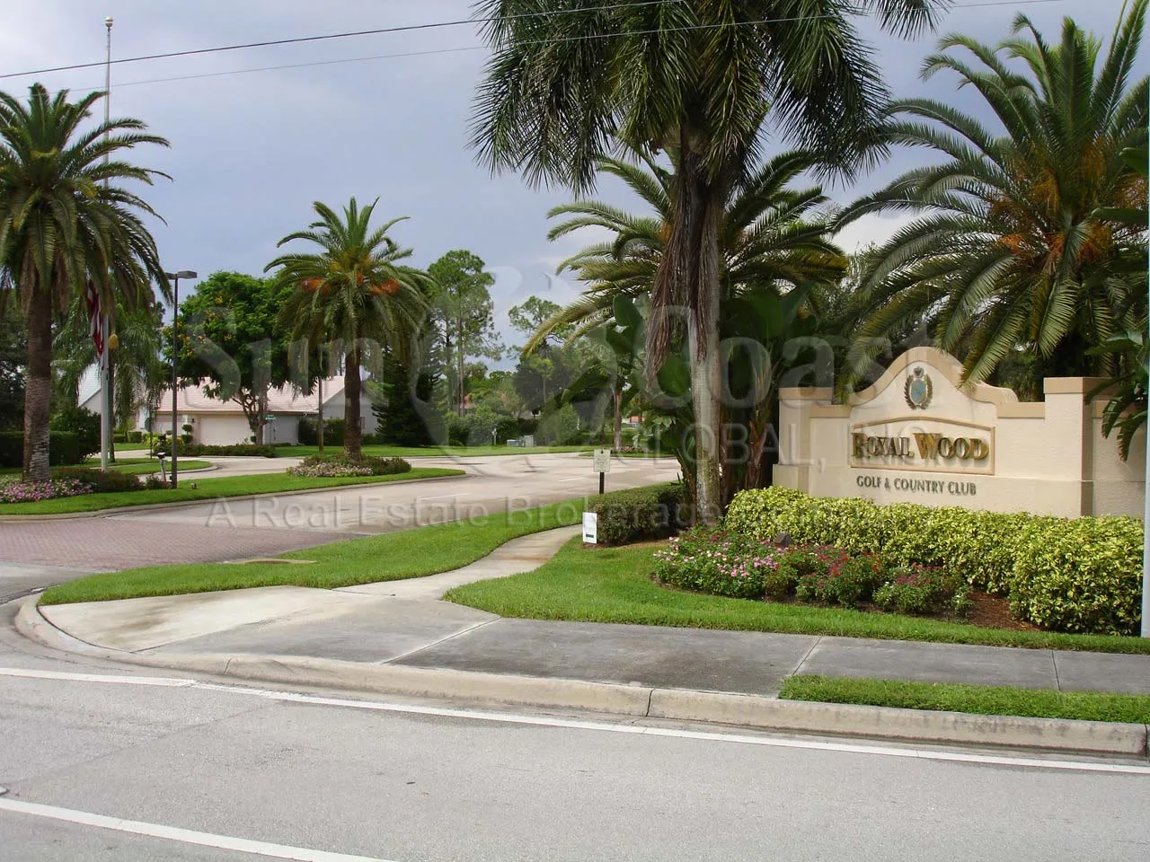 Royal Wood Golf & Country Club entrance monument