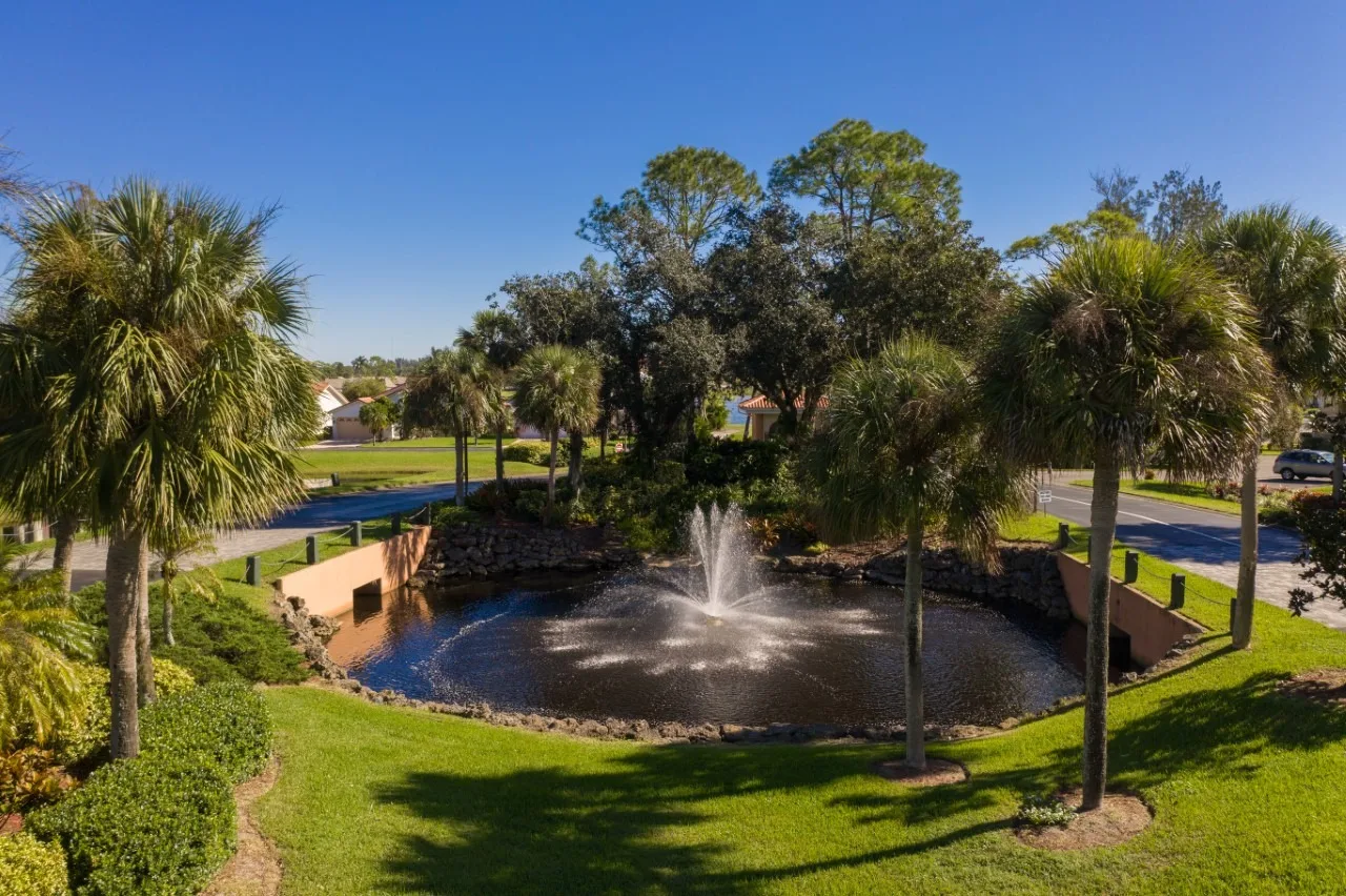 Entrance pond fountain at Sabal Springs, North Fort Myers (official HOA site).