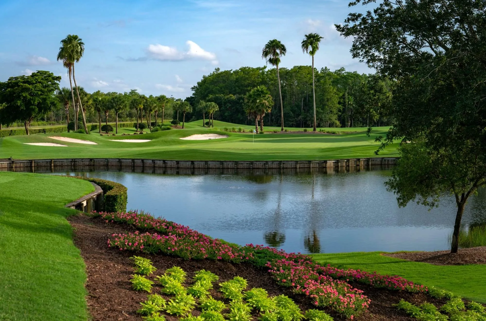 Golf green, pond and palms at Heritage Palms (official club site).