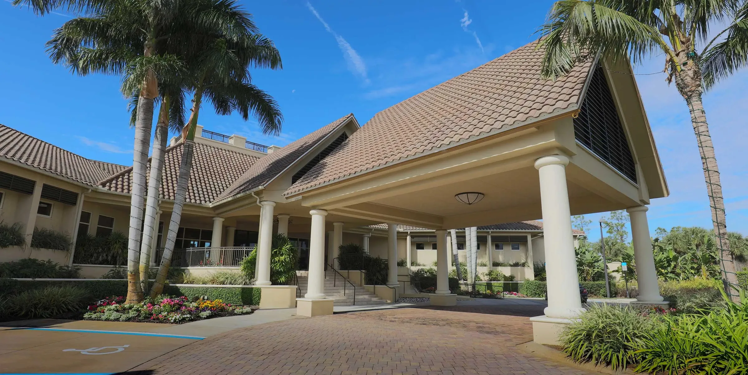 Clubhouse porte-cochere at The Plantation Golf and Country Club, Fort Myers (official club site).