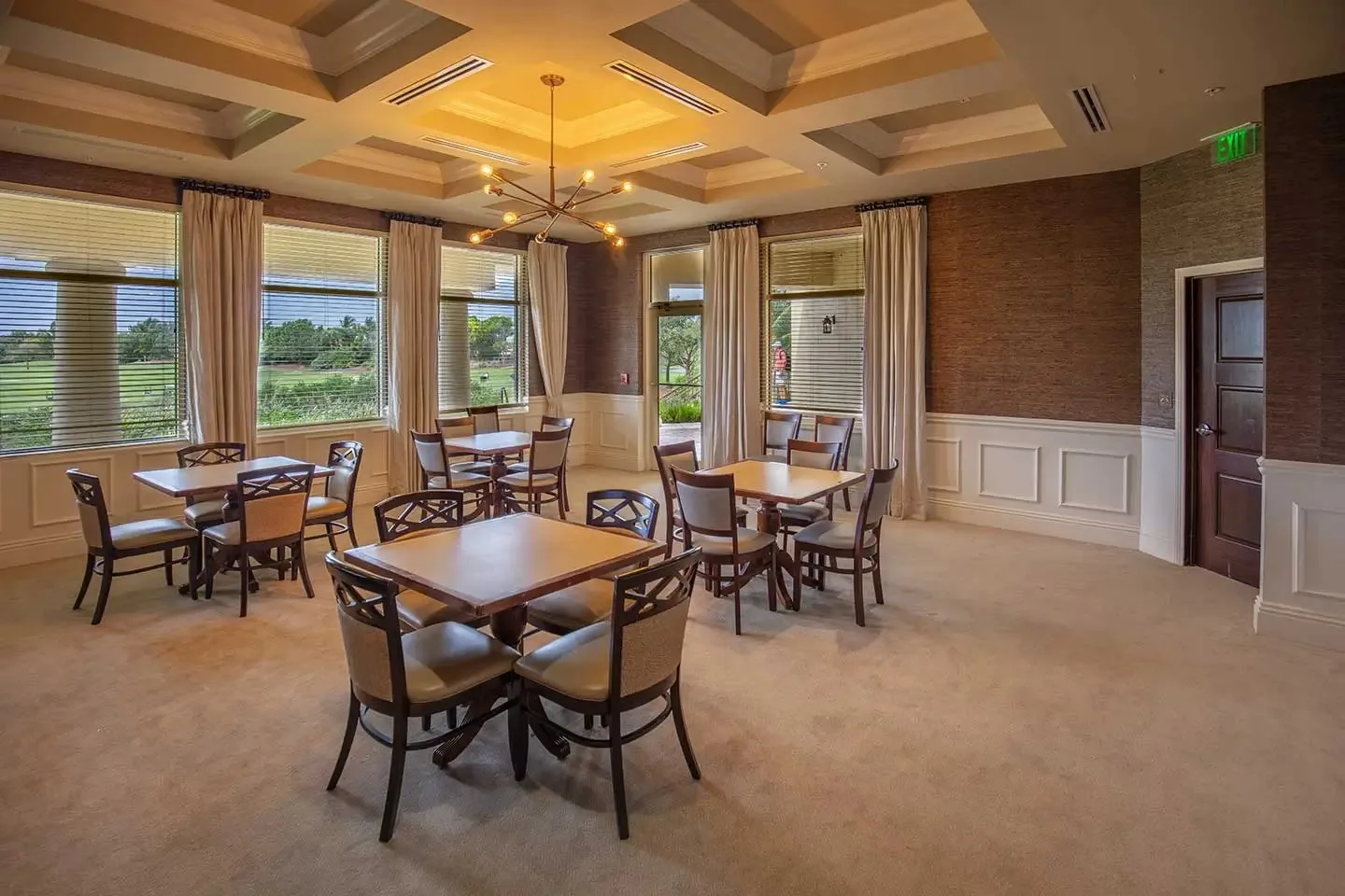 Clubhouse dining room at The Plantation Golf and Country Club, Fort Myers (official club site).