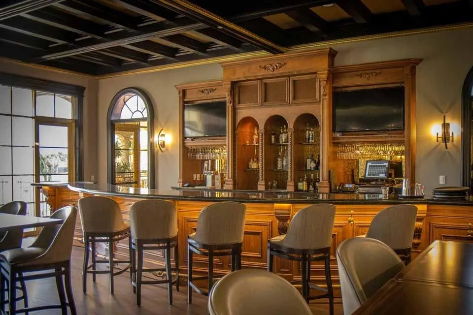 Clubhouse bar at Renaissance Golf and Country Club, Fort Myers (official club site).