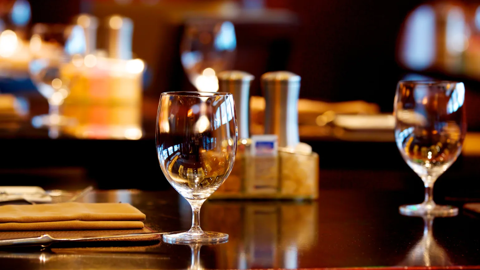 Clubhouse fine dining setting at The Landings Yacht Golf and Tennis Club (official).