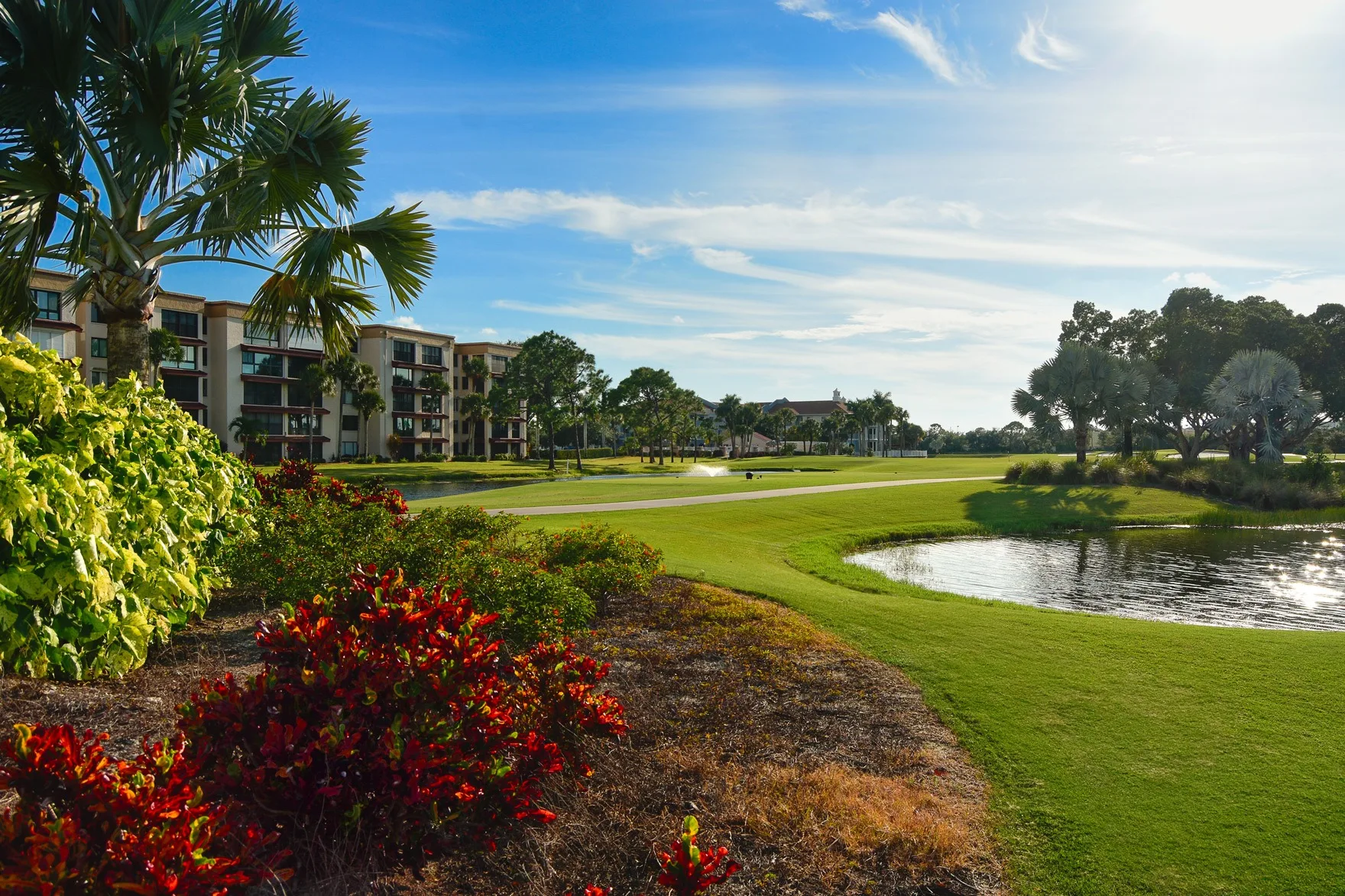 Golf course and lake with flowering landscaping at Seven Lakes, Fort Myers (official association site).